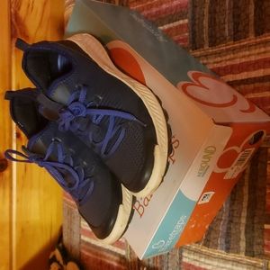 Baretrap tennis shoes Navy and sleek looking